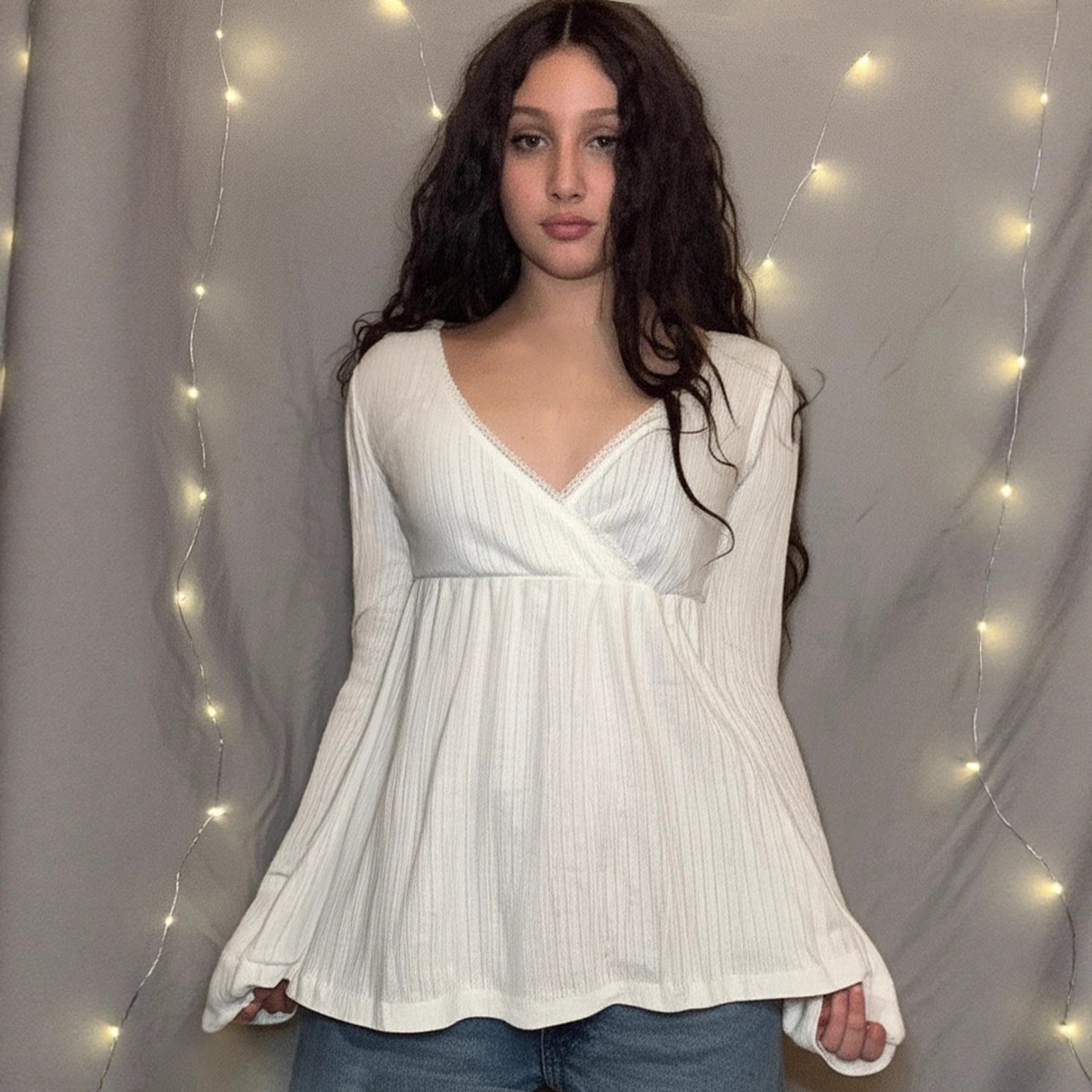 Figure-flattering V-neck Lace-panel Long Sleeves