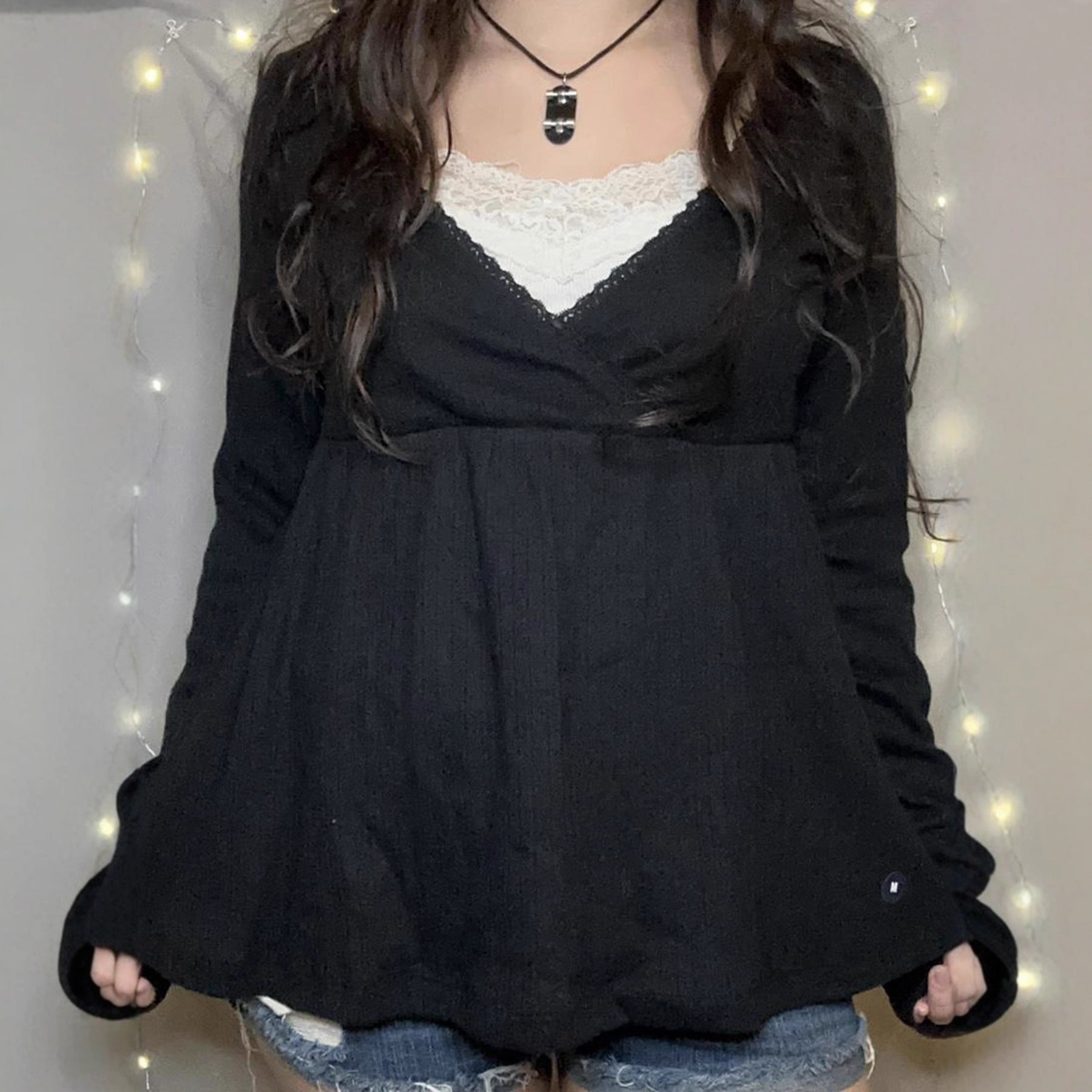 Figure-flattering V-neck Lace-panel Long Sleeves